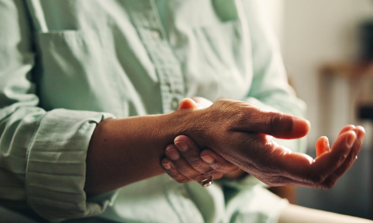 ¿Qué partes del cuerpo puede afectar la esclerodermia y en qué grupo de personas es más común?