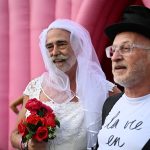 Decenas de personas se casan “por un día” en Ámsterdam para celebrar 25 años del matrimonio igualitario