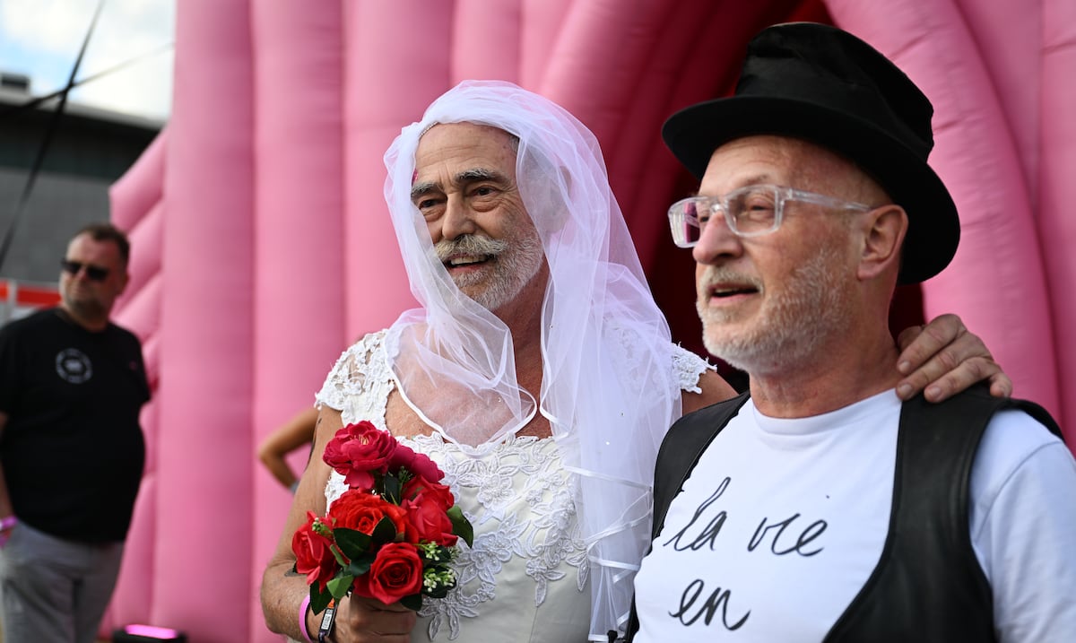 Decenas de personas se casan “por un día” en Ámsterdam para celebrar 25 años del matrimonio igualitario