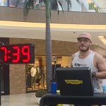Atleta logra correr por 12 horas sin parar en una trotadora en The Mall of San Juan por una buena causa