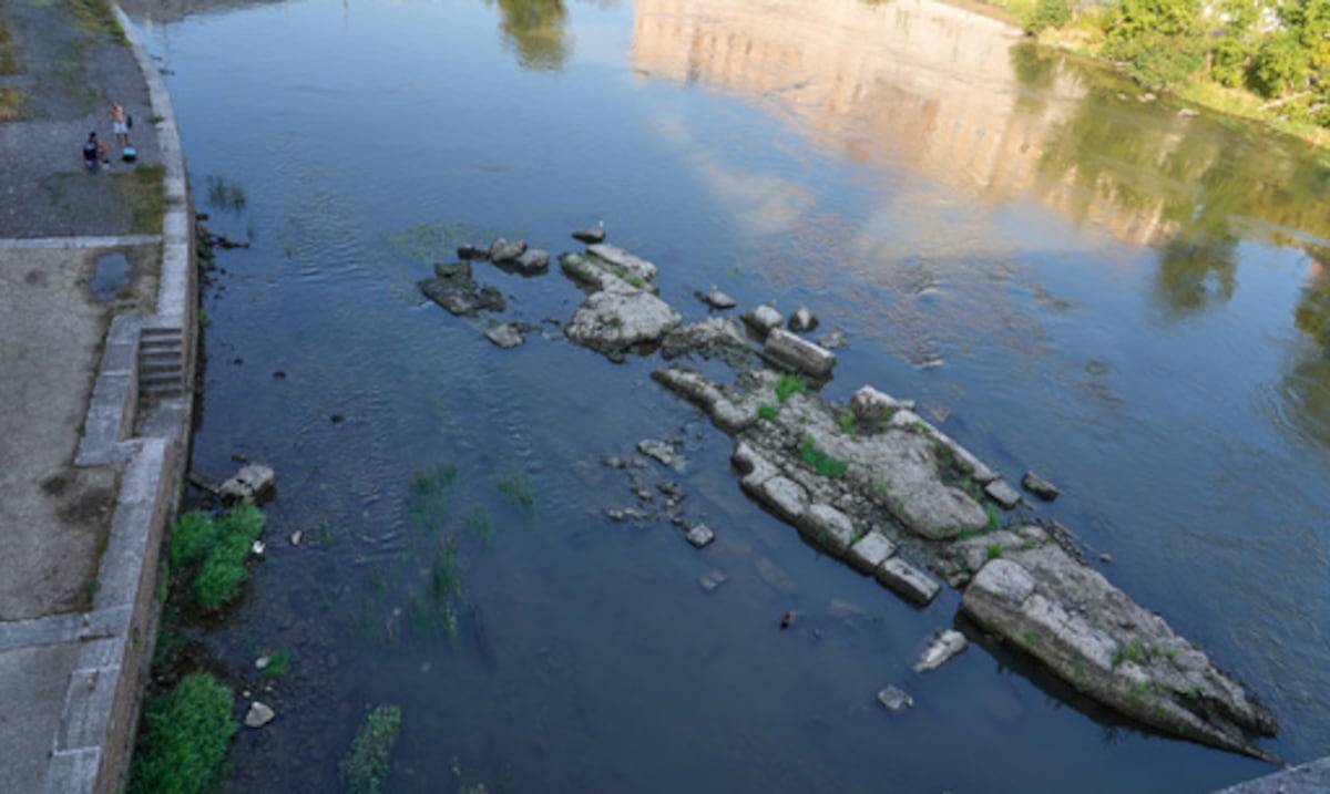 Sequía en Roma deja al descubierto el Puente de Nerón bajo las aguas del río Tíber