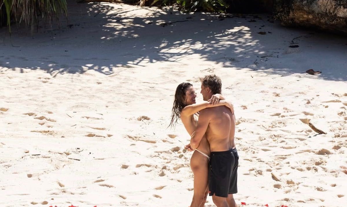 Alessandra Ambrosio se compromete a la orilla de la playa en Indonesia