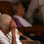 El reto de escoger un hogar de cuido para el adulto mayor