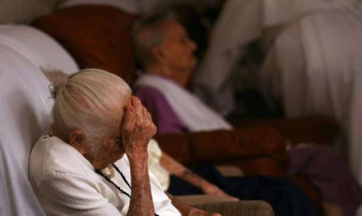 El reto de escoger un hogar de cuido para el adulto mayor