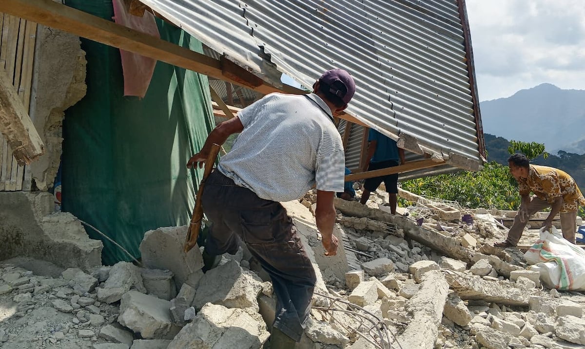 Indonesia eleva a 47 el número de muertos tras un terremoto de magnitud 7.7