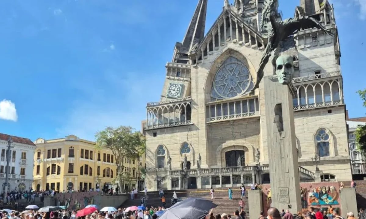 Video capta el momento en que parte de una histórica catedral se desploma tras fuerte terremoto en Colombia