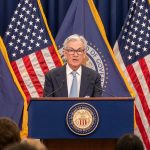 La Fed insiste en frenar la inflación mientras reitera la solvencia de la banca