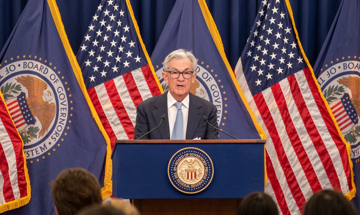 La Fed insiste en frenar la inflación mientras reitera la solvencia de la banca