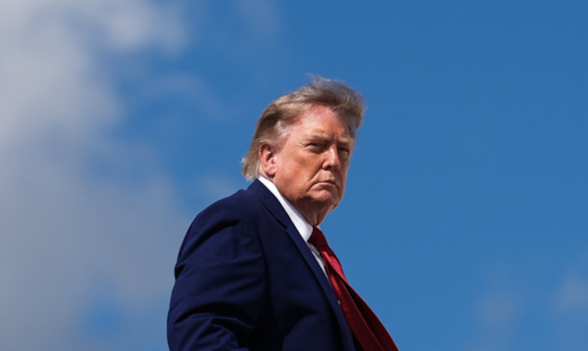 Trump amenaza con bombardear Omán si interfiere en las negociaciones con Irán por el estrecho de Ormuz