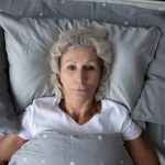 ¿Te cuesta dormir en un sitio nuevo? Conoce por qué pasa