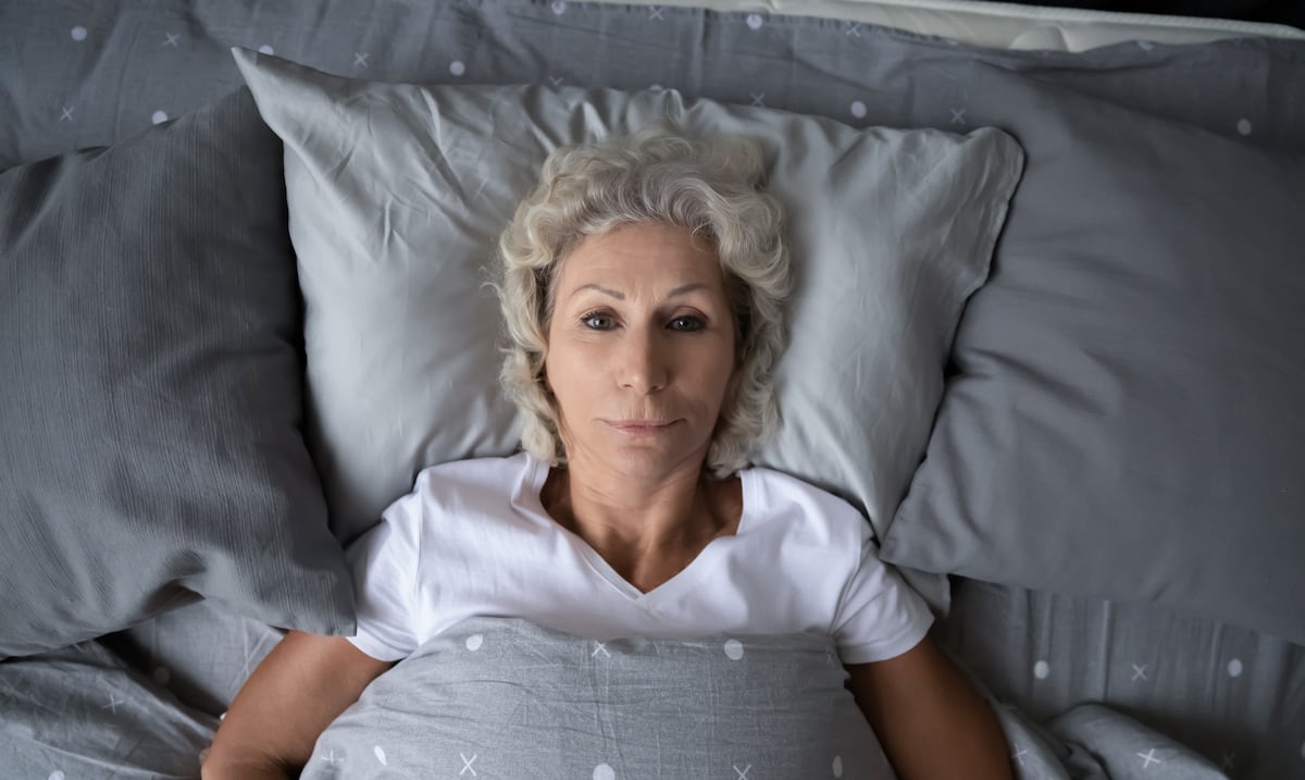 ¿Te cuesta dormir en un sitio nuevo? Conoce por qué pasa