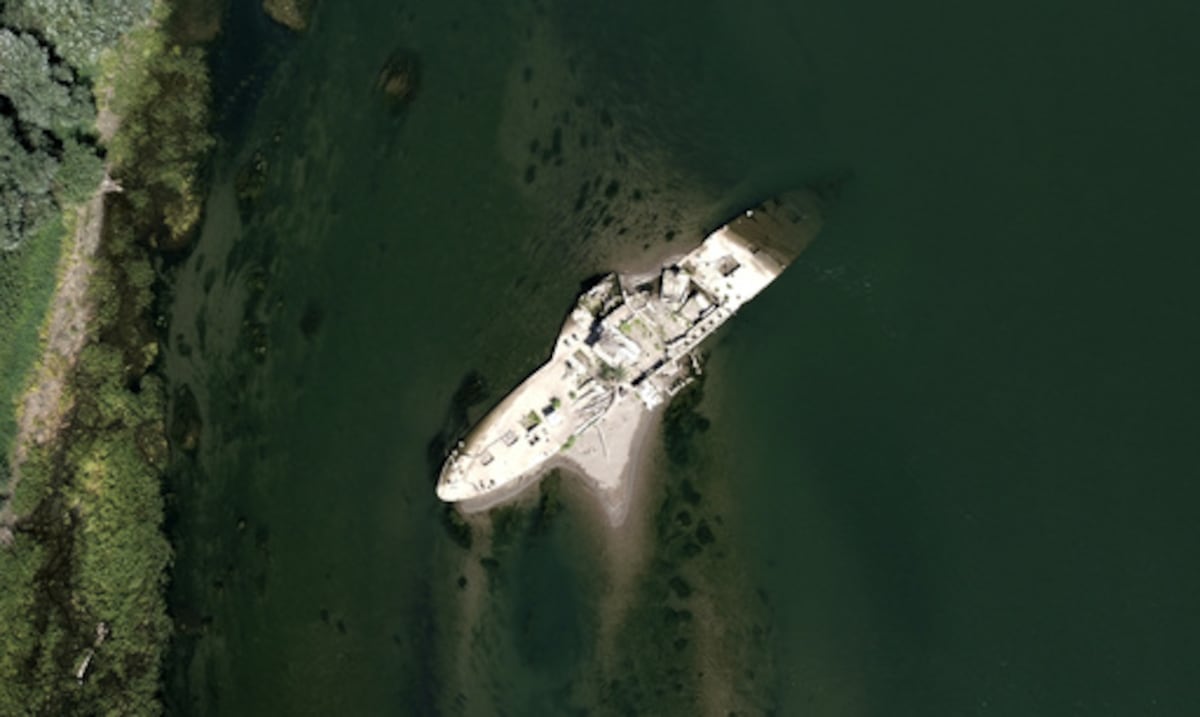 Un barco histórico emerge en Serbia mientras la sequía y el calor secan ríos de Europa