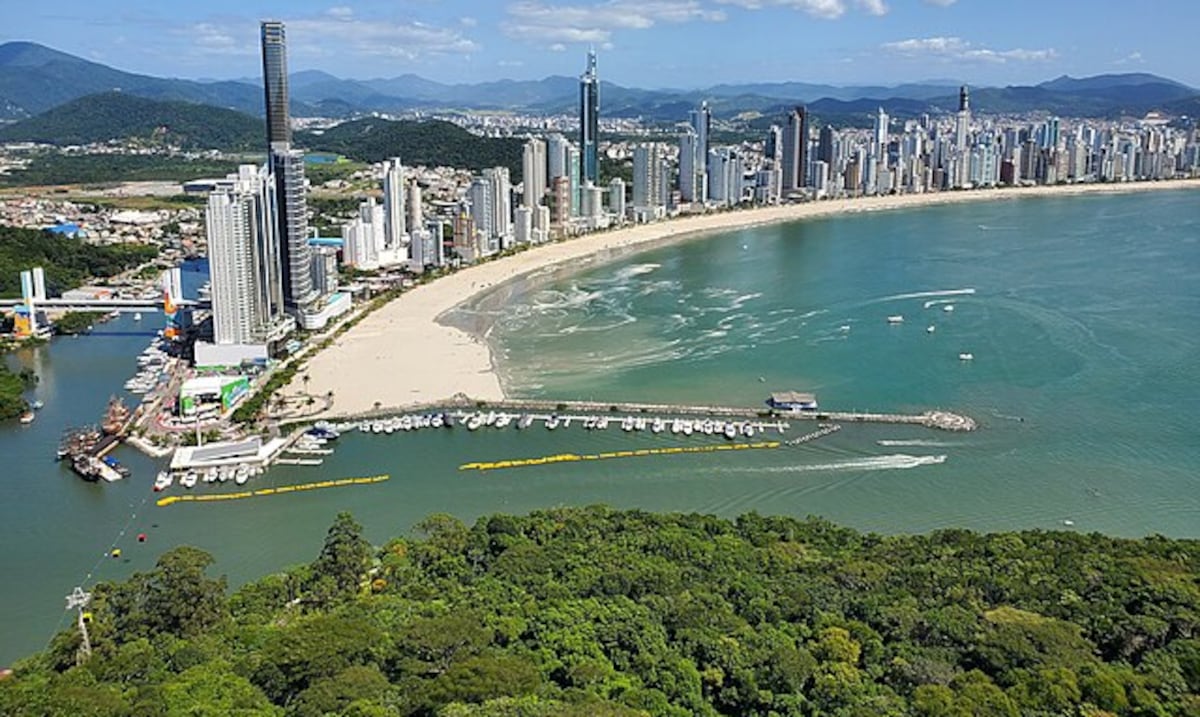 Arrojan maleta con $82,000 en efectivo por una ventana durante operativo anticorrupción en Brasil