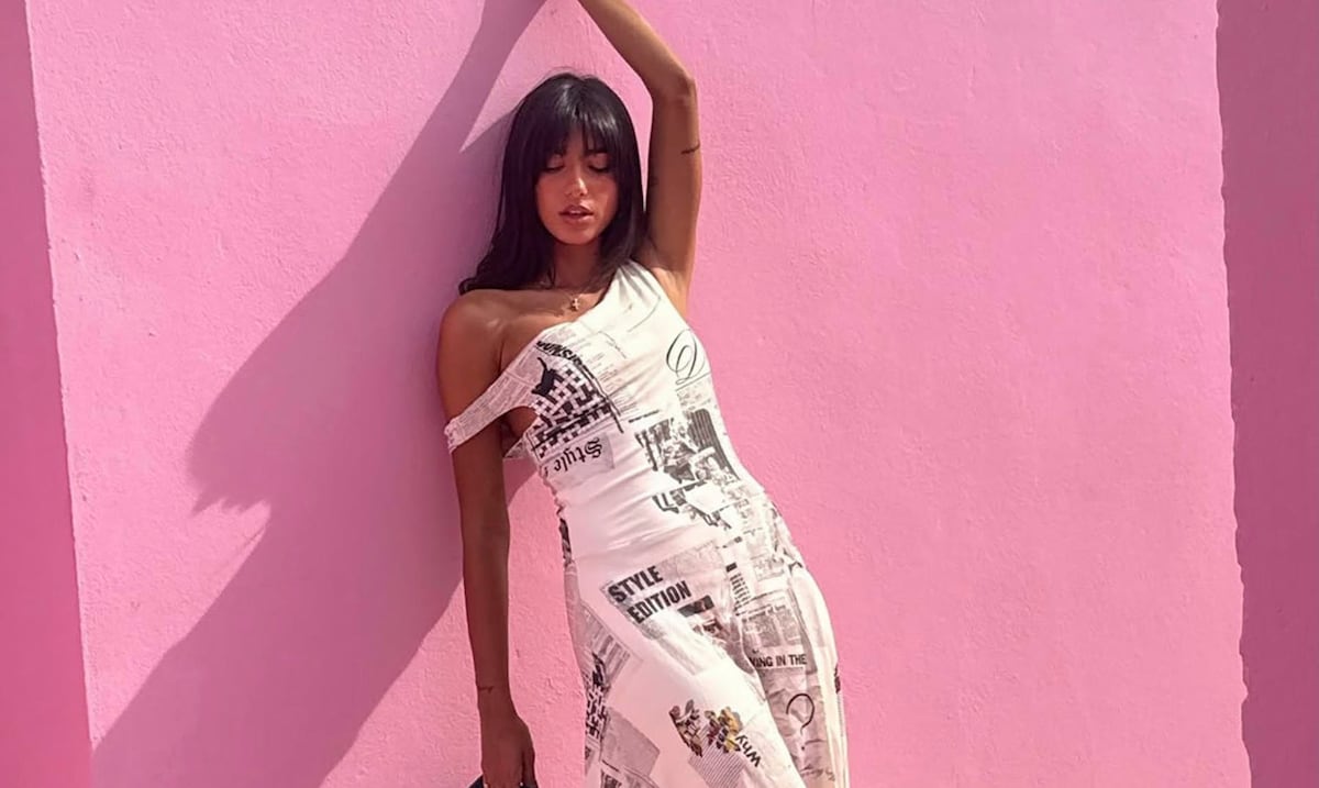 Resurge el “newspaper print” a 25 años de uno de lo momentos más recordados de la moda en la televisión