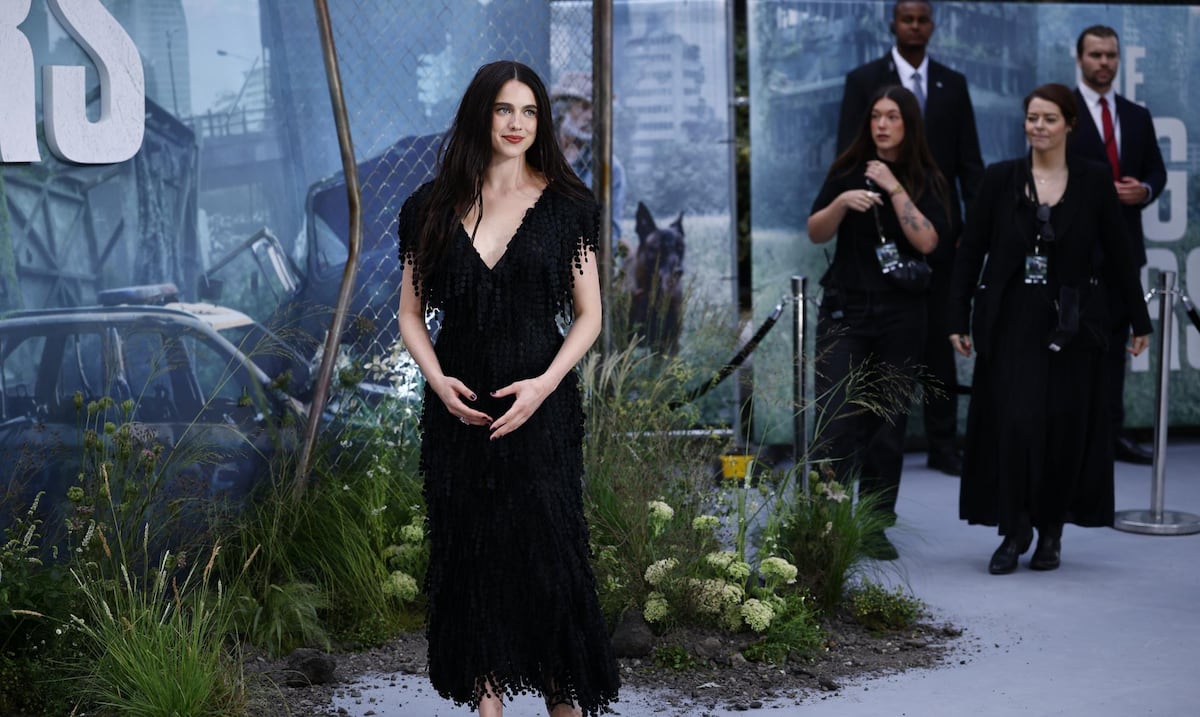 ¿Es o no es un zapato? Margaret Qualley lleva a la alfombra roja el controversial calzado de Chanel