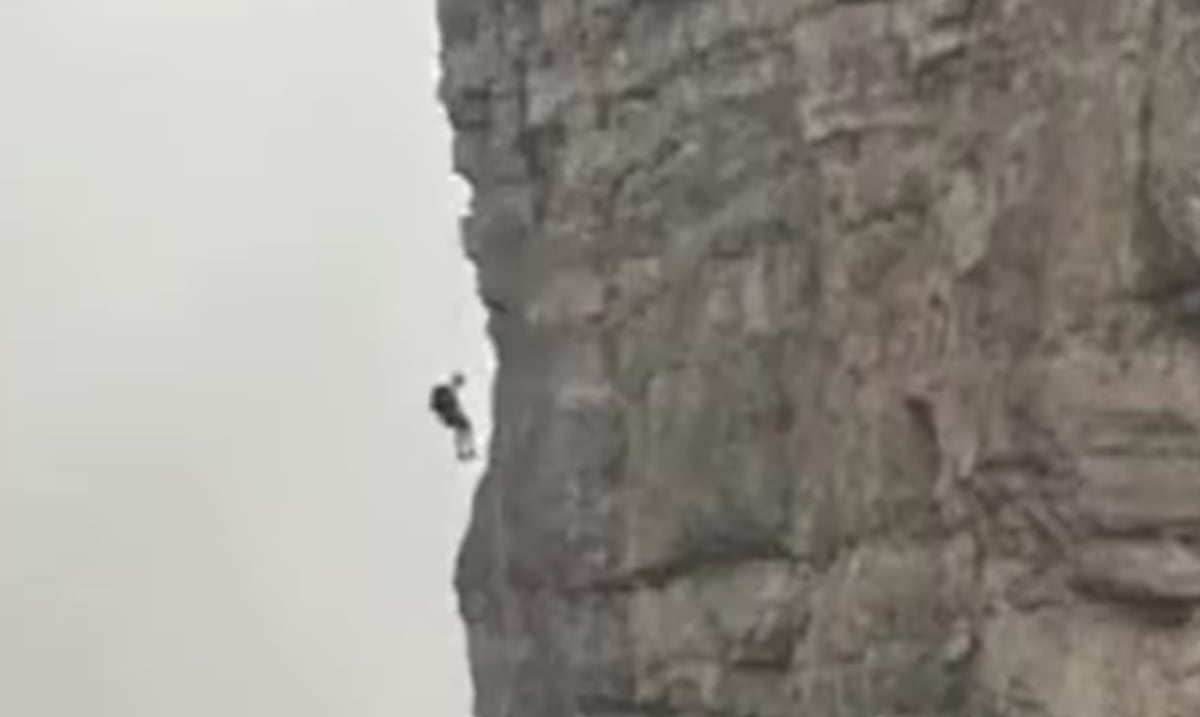 Por horas: alpinista queda suspendido a 50 metros de la cima de una montaña