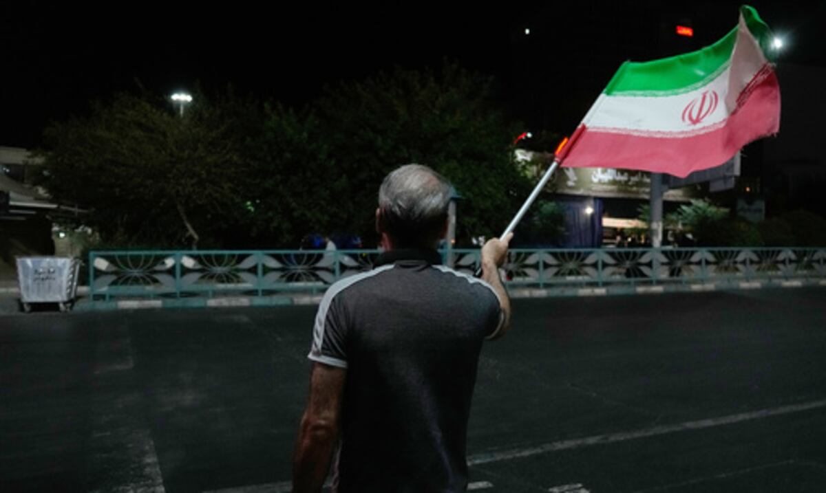 “Irán tomó una mala decisión”: Estados Unidos lanza nuevos ataques por el impacto contra un barco en el estrecho de Ormuz