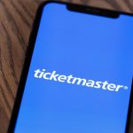 Tarifas ocultas en servicios como Airbnb y Ticketmaster: esto es lo que propone Joe Biden