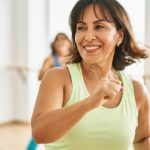 Cuatro ejercicios recomendados para adultos mayores de 60 años
