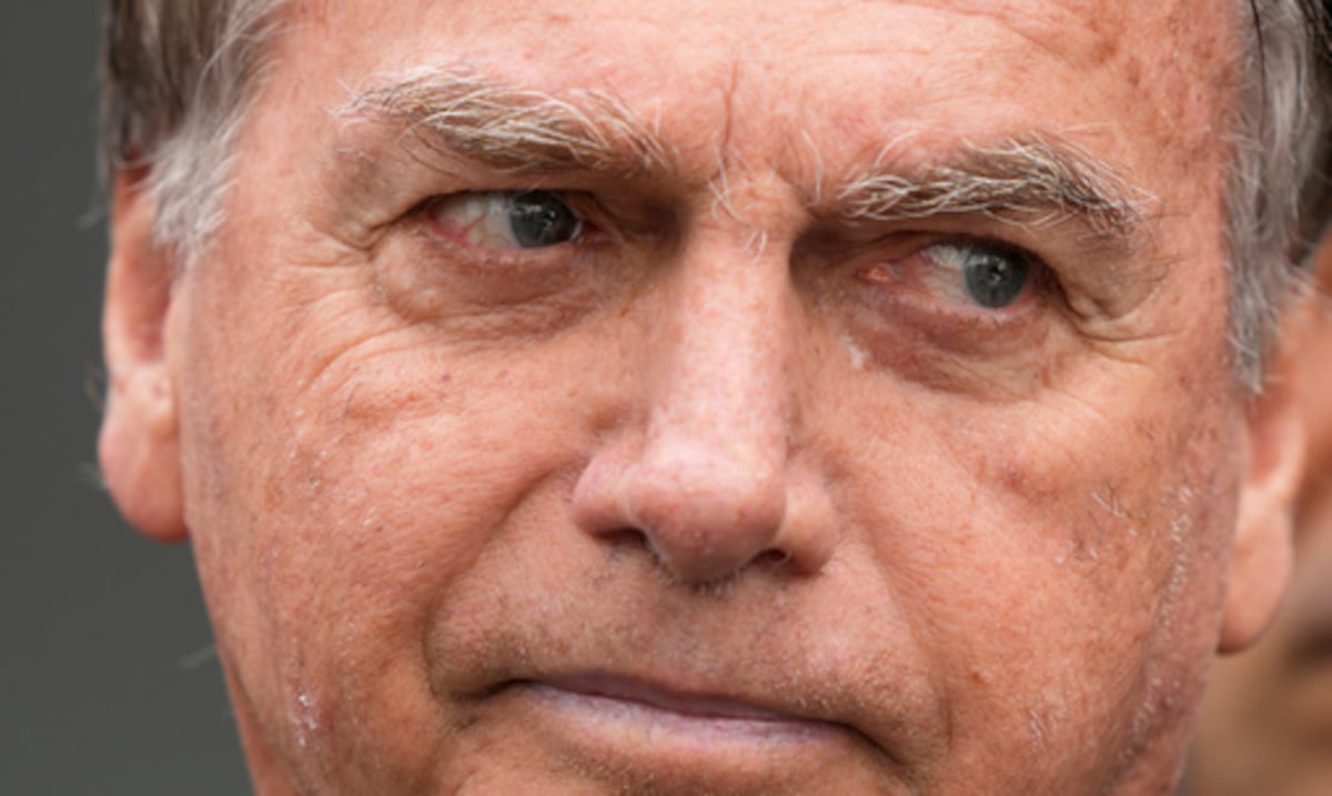 Autorizan a Jair Bolsonaro a cumplir condena en su casa por motivos de salud