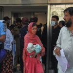 Suspenden a ocho funcionarios tras incendio en hospital de Pakistán que mató a 14 bebés