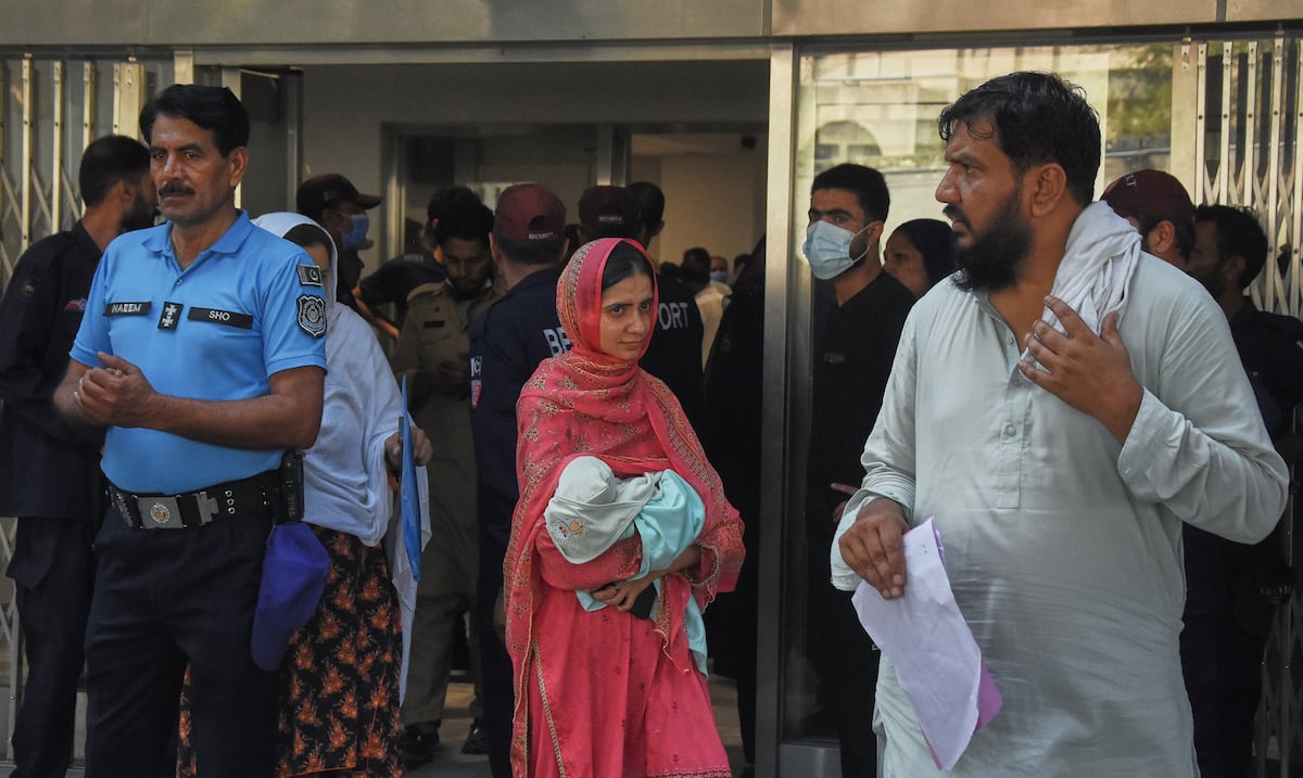 Suspenden a ocho funcionarios tras incendio en hospital de Pakistán que mató a 14 bebés