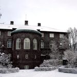 Escándalo en Islandia: funcionaria renuncia por tener un hijo con un adolescente hace 30 años