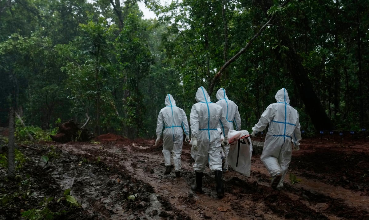 La dramática carrera para rescatar a más de 900 personas atrapadas en túneles en Nepal