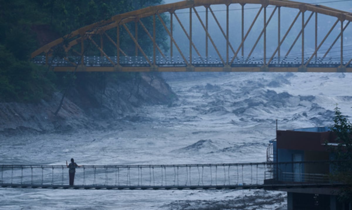 Intentan rescatar a cientos de trabajadores atrapados en túneles de centrales hidroeléctricas tras inundaciones en Nepal