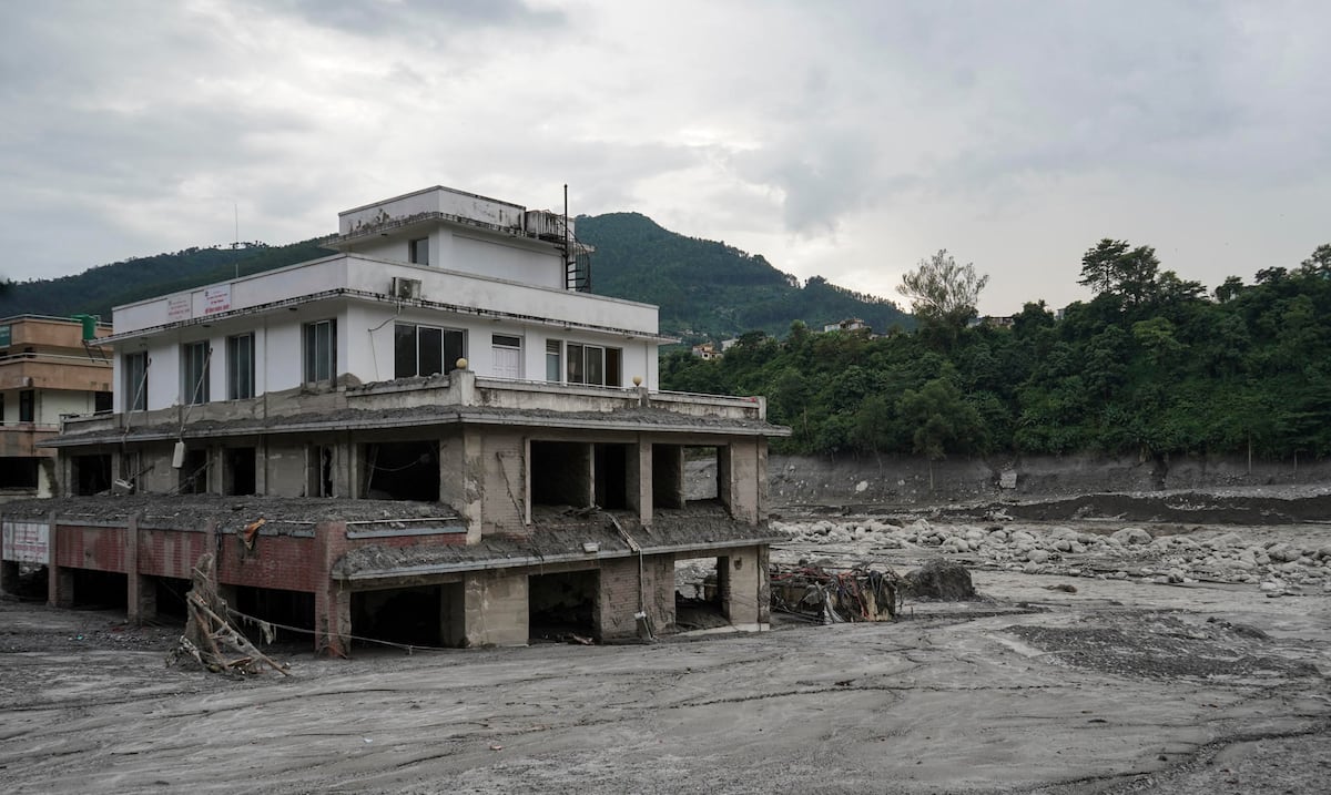 Riada en Nepal: más de 800 muertos y llegan rescatistas internacionales