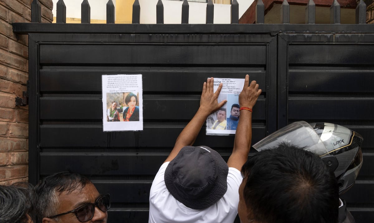 Entre la esperanza y el duelo: el muro donde Nepal busca a los desaparecidos por las inundaciones