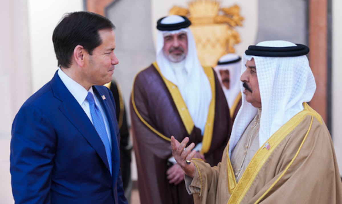 Irán ataca Baréin y Kuwait tras bombardeos de Estados Unidos y amenaza con paralizar las negociaciones