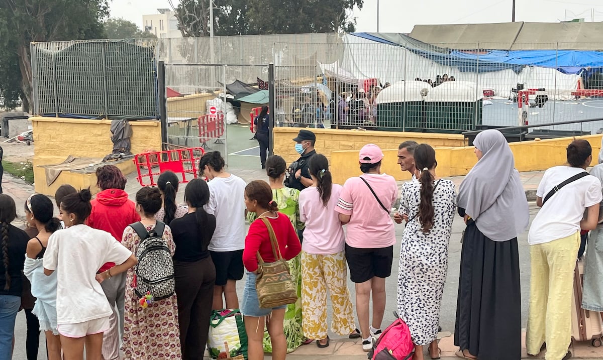 España toma el control del puerto de Ceuta para alojar a migrantes