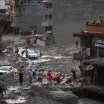 Nepal y China elevan a 1,384 la cifra de muertos doce días después de las devastadoras riadas