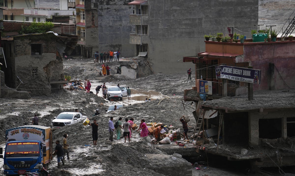 Nepal y China elevan a 1,384 la cifra de muertos doce días después de las devastadoras riadas