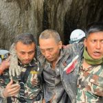 Rescatan con vida a dos personas diez días después de las devastadoras inundaciones en Nepal
