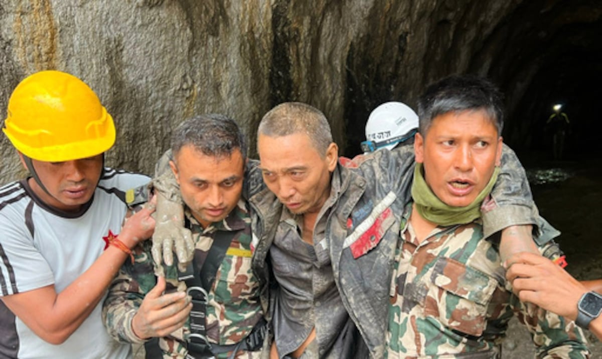 Rescatan con vida a dos personas diez días después de las devastadoras inundaciones en Nepal