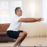 La sentadilla o “squat”: el movimiento clave para prevenir caídas después de los 60 años