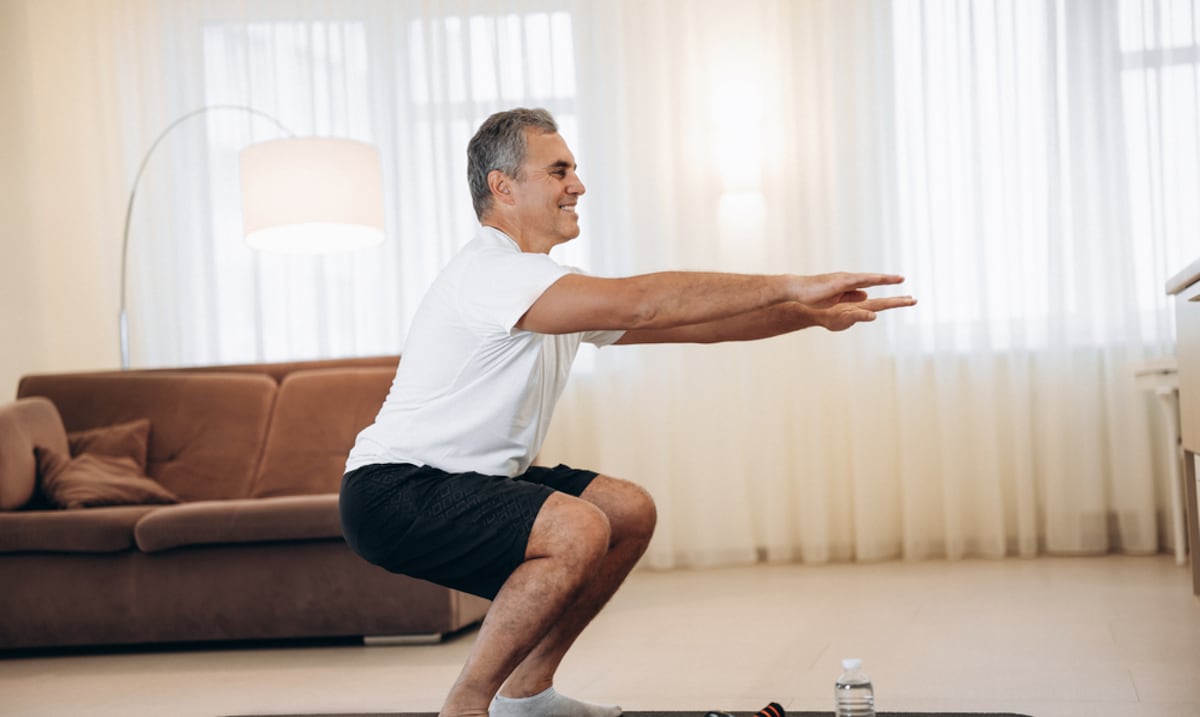 La sentadilla o “squat”: el movimiento clave para prevenir caídas después de los 60 años