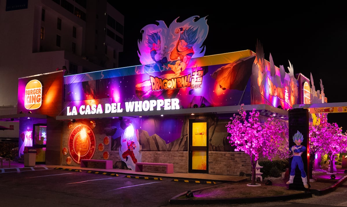 Mira la nueva decoración del Burger King de Isla Verde inspirada en Dragon Ball Super