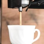Paso a paso: Así hay que limpiar la cafetera por dentro y por qué hacerlo cada mes puede mejorar tu salud
