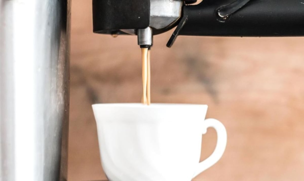 Paso a paso: Así hay que limpiar la cafetera por dentro y por qué hacerlo cada mes puede mejorar tu salud