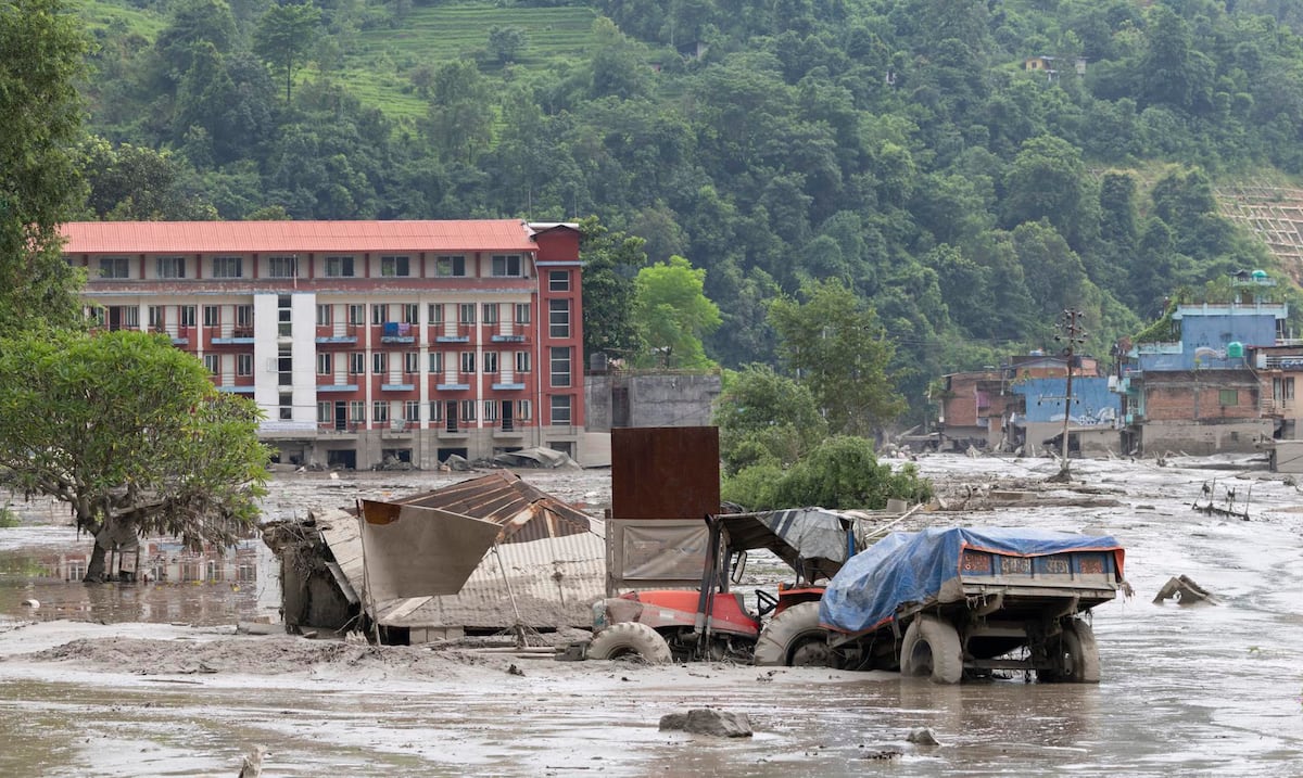 Al menos 98 muertos y cientos de desaparecidos tras las crecidas repentinas en Nepal y China