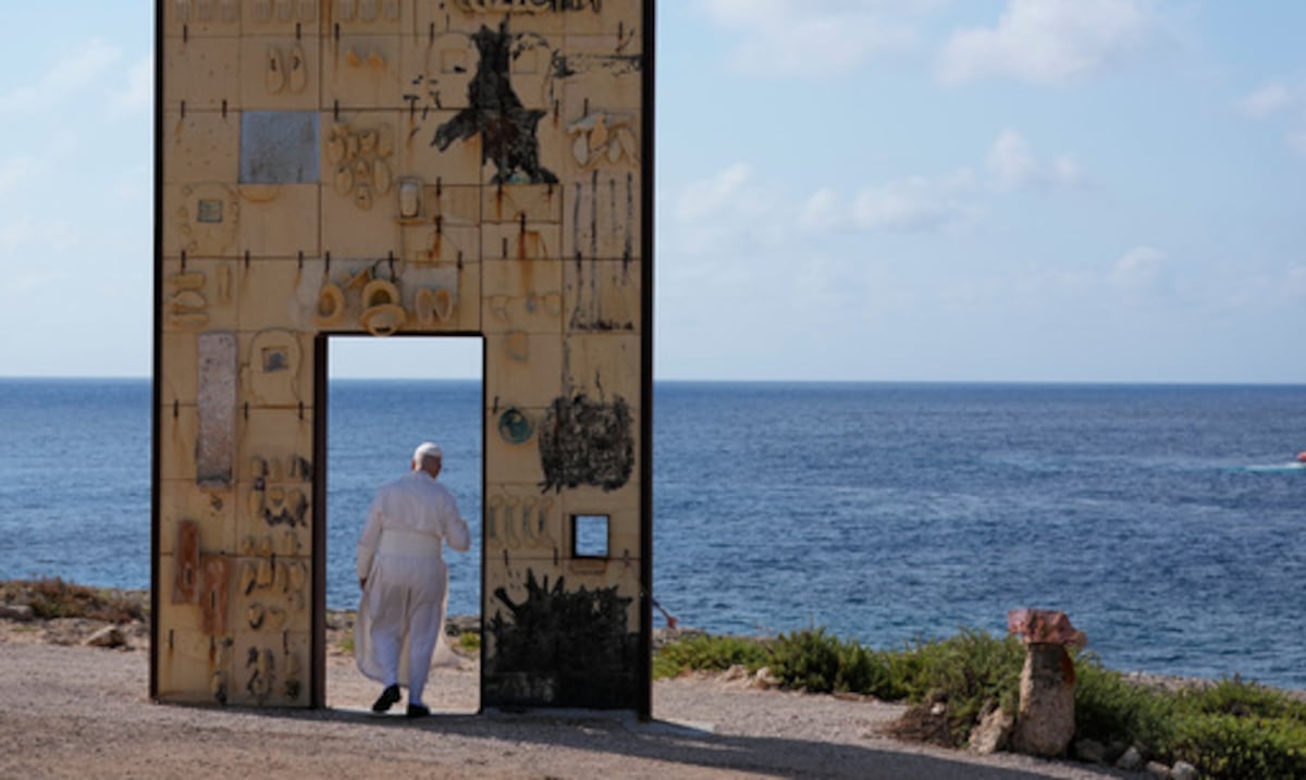Papa León XIV visita Lampedusa y reza por los migrantes fallecidos