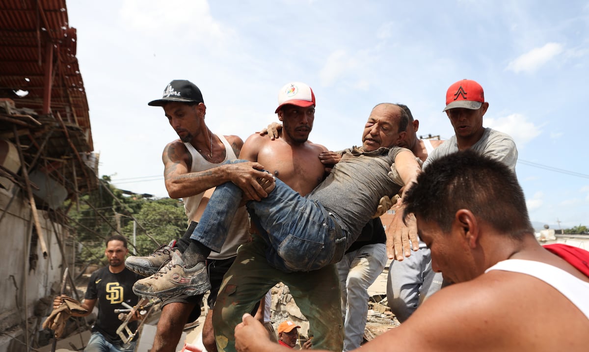 Labores de rescate mantienen la esperanza entre familiares de desaparecidos en sismos de Venezuela
