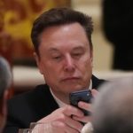 Elon Musk le puso fecha al final del celular y explicó qué lo reemplazará
