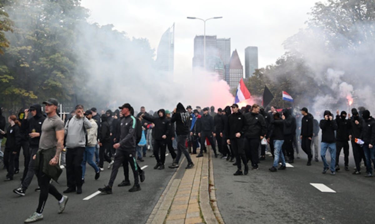 Policía antidisturbios neerlandesa disuelve  violenta manifestación de extrema derecha en La Haya