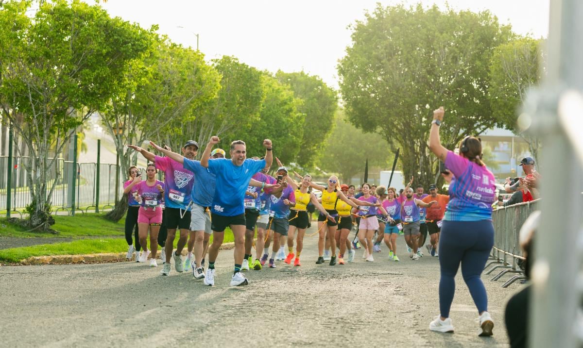 102 corredores hacen historia al completar un 5k unidos por  una misma soga