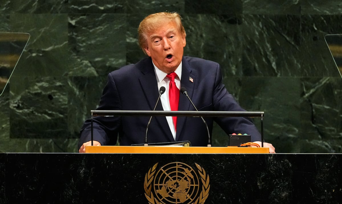 Donald Trump dice que debe tomar una decisión: llegar a un acuerdo o “aniquilar” a Irán