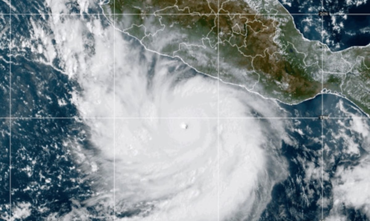 Huracán Polo se intensifica frente a México y se convierte en “una de las tormentas más fuertes”
